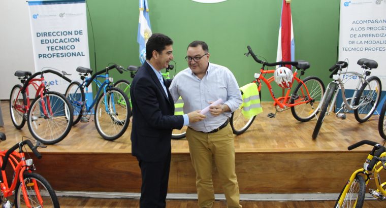 La provincia entregó bicicletas a estudiantes de escuelas Técnicas