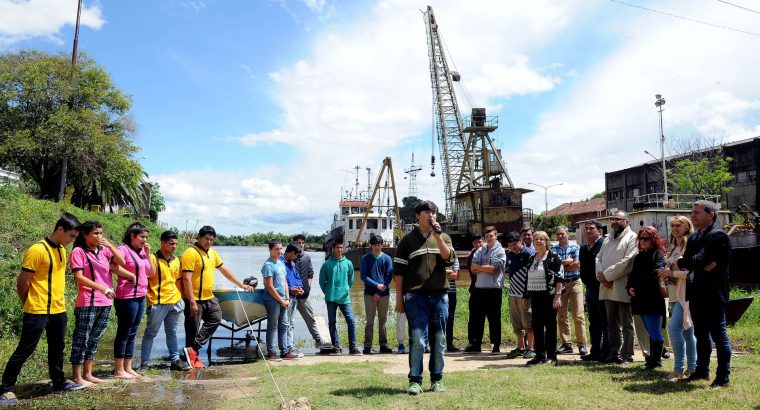 Alumnos de la escuela del Puerto Nuevo de Paraná botaron la embarcación que construyeron