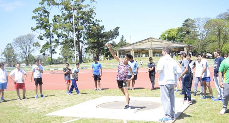 Más de 400 estudiantes participaron de los intercolegiales de atletismo