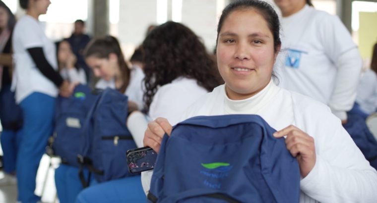 Más de 800 estudiantes de Enfermería recibieron mochilas con instrumental