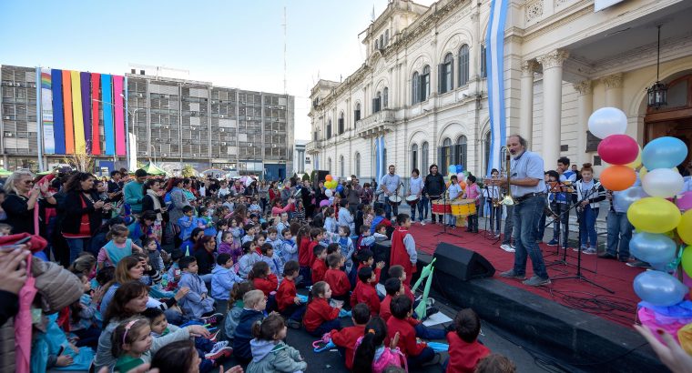 Casi 500 niños celebraron el Día de los Jardines de Infantes en la Plaza Mansilla