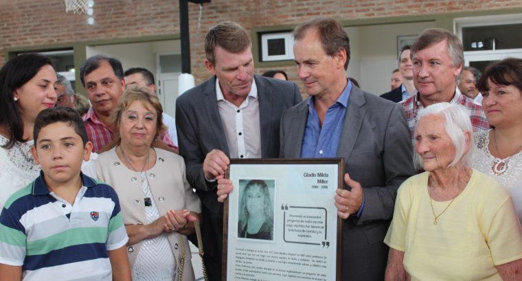 Bordet homenajeó a una docente junto a la comunidad educativa de Aranguren