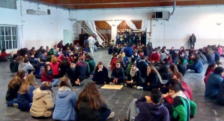 Más de 300 gurises participaron de talleres para centros de estudiantes en Federación