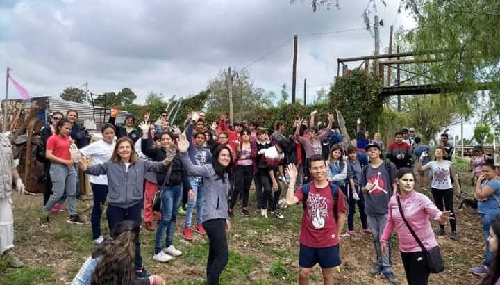 Estudiantes se sumaron a limpiar el Río Paraná