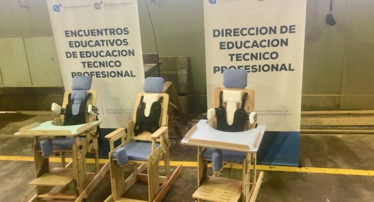 Estudiantes de escuelas técnicas aprenden a construir sillas posturales y arnés en Colón
