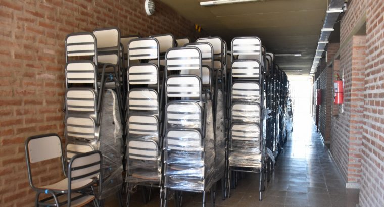 El gobierno continua con la entrega de mobiliario escolar en toda la provincia