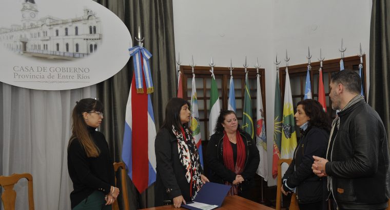 El gobierno entregó un aporte a la Escuela Tobar García de Paraná