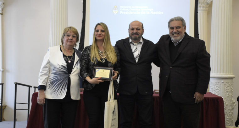 Andrea Fabiana Attonaty recibió el Premio Maestro Ilustre