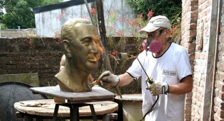 Bustos de Eva y Juan Domingo Perón son restaurados por un artista entrerriano