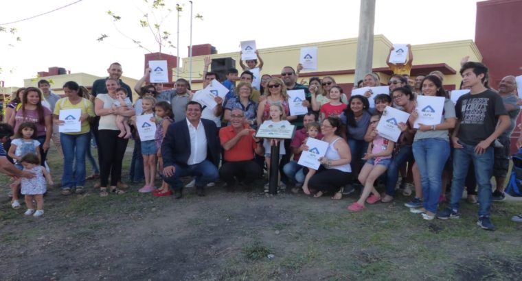 Accedieron a su casa propia 80 familias de docentes de Concepción del Uruguay