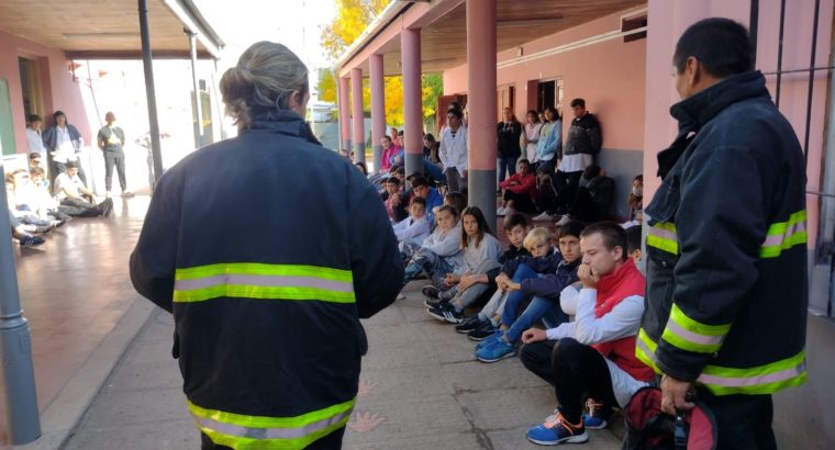 Mansilla: Bomberos realizó un simulacro de evacuación en la escuela 6