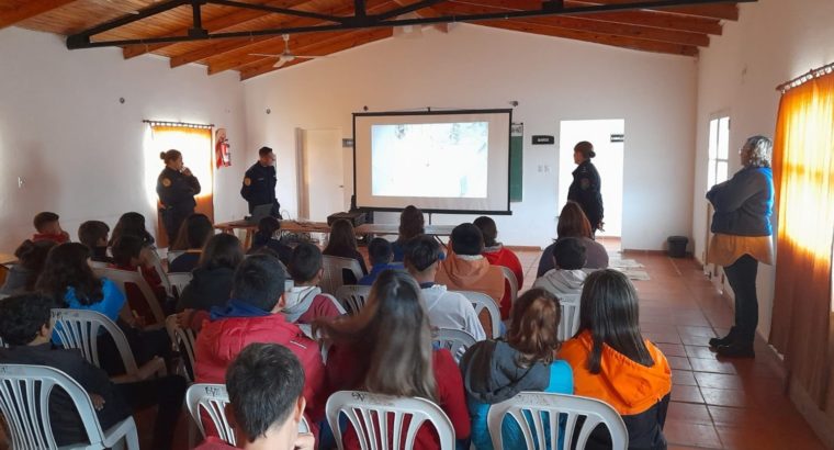 Rosario del Tala | La policía brindó una charla informativa sobre grooming a estudiantes de secundaria