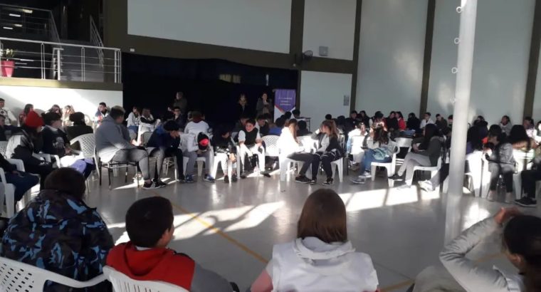 Maciá | Bridaron una charla a adolescentes de secundaria en el marco de ɴɪ ᴜɴᴀ ᴍᴇɴᴏꜱ