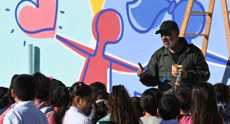 Con la pintada de un mural el jardín de infantes de Strobel celebró los 50 años