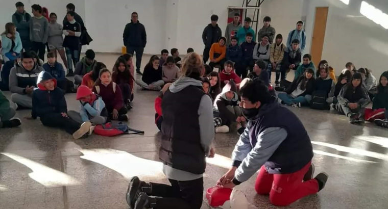 Alumnos del Colegio Sarmiento de La Paz participaron de un curso de RCP