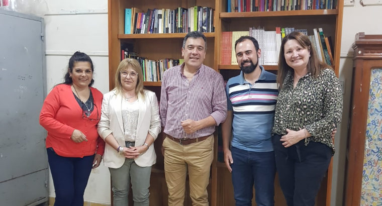 La escuela de Jóvenes y Adultos Martín Fierro recibió una biblioteca