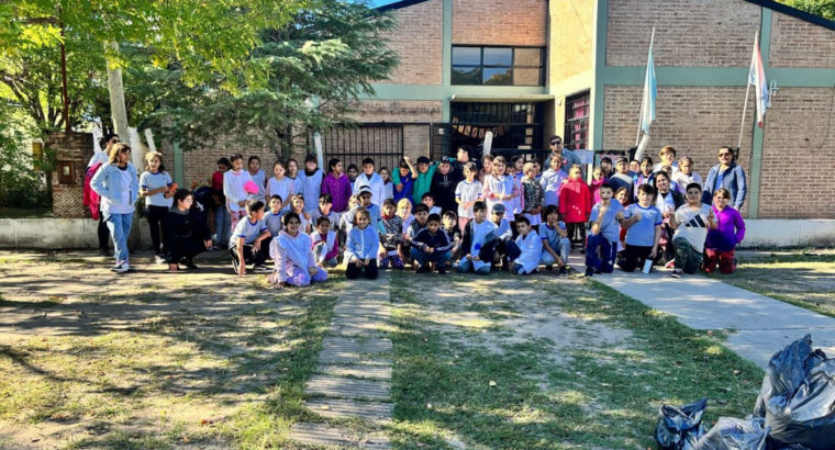 Estudiantes se suman a la tendencia de la recolección de residuos con actividad física