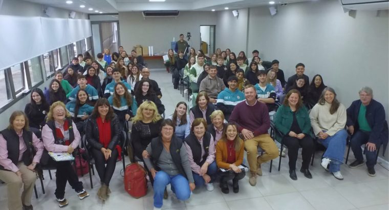 Estudiantes presentaron sus proyectos en un certamen sobre cooperativismo