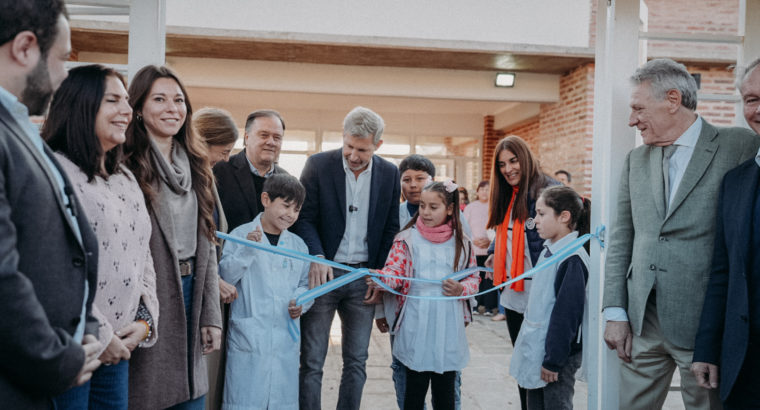 Frigerio inauguró una escuela, entregó equipos al hospital y recorrió obras en Chajarí