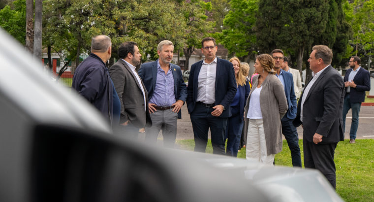 El gobernador entregó vehículos cedidos por Enersa a organismos provinciales y municipios