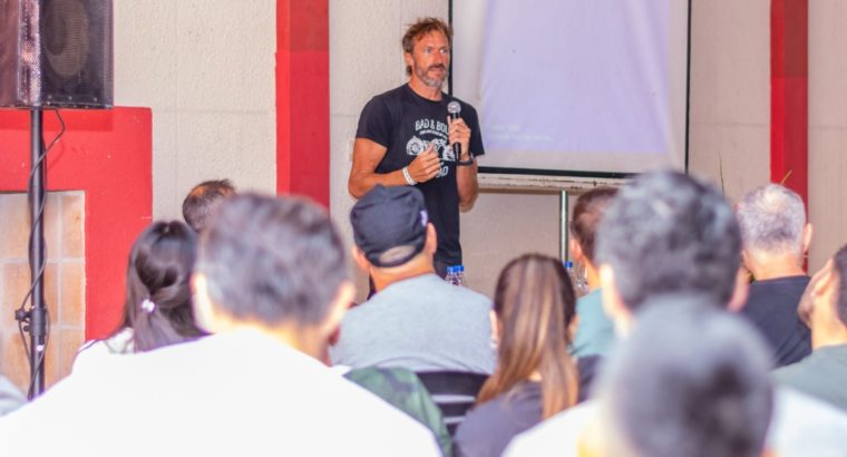 Docentes participaron de una clínica de natación dictada por José Meolans en La Paz