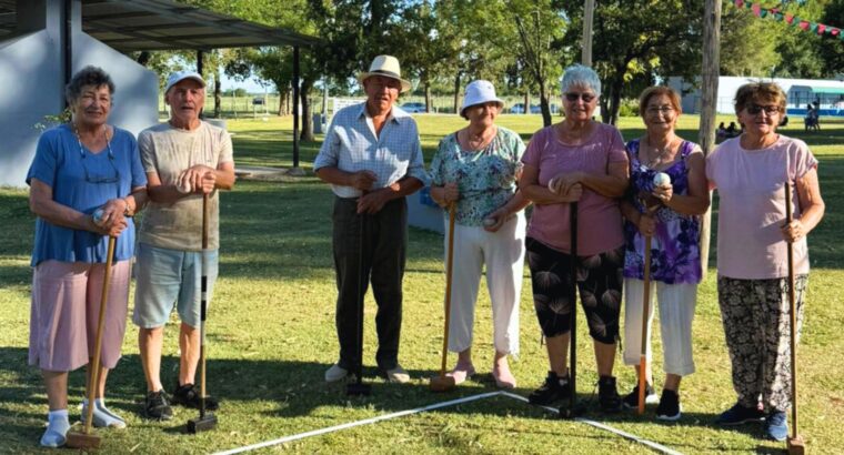Adultos mayores disfrutan de las Acciones de Verano en Maciá
