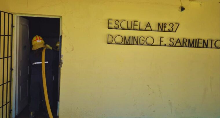 Bomberos Voluntarios de Hernandarias se sumaron a la recuperación de la Escuela N°37 de Piedras Blancas